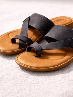 Born Women's Black leather Crossover Toe-Ring Slide Sandals